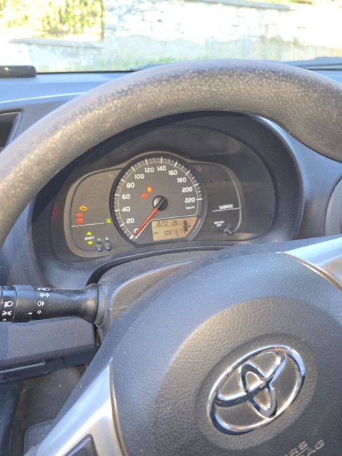 Toyota Yaris 2012 красный - фото 5