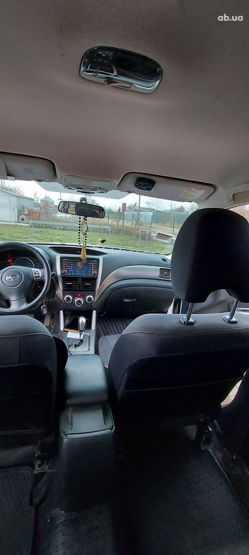 Subaru Forester 2011 белый - фото 2