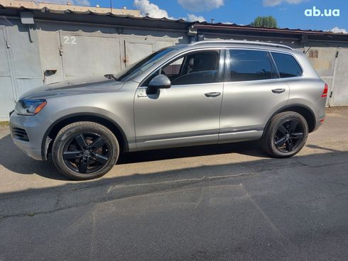 Volkswagen Touareg 2011 серебристый - фото 16