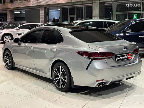 Toyota Camry 2018 серый - фото 8