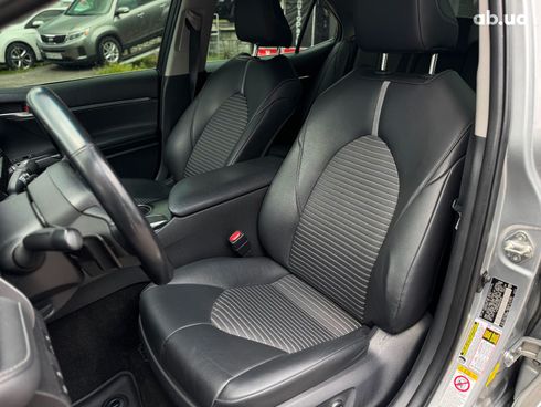 Toyota Camry 2018 серый - фото 22