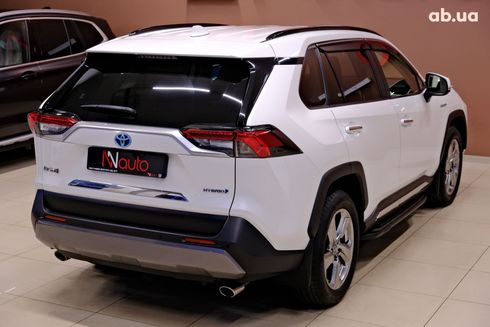 Toyota RAV4 Hybrid 2019 белый - фото 6