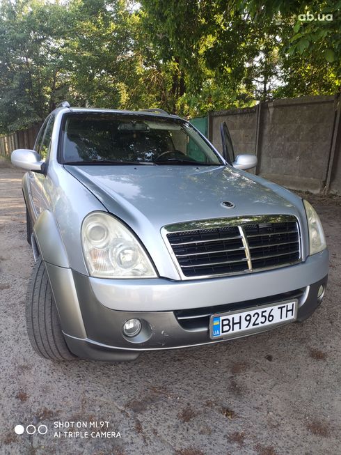 SsangYong Rexton 2007 серебристый - фото 2