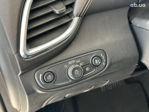 Chevrolet Trax 2017 белый - фото 18