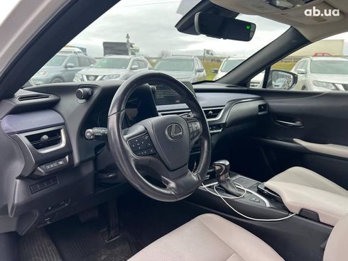 Lexus UX 2019 белый - фото 17