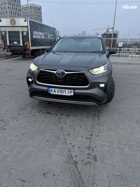Toyota Highlander 2022 серый - фото 2