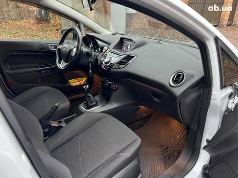 Ford Fiesta 2013 белый - фото 20