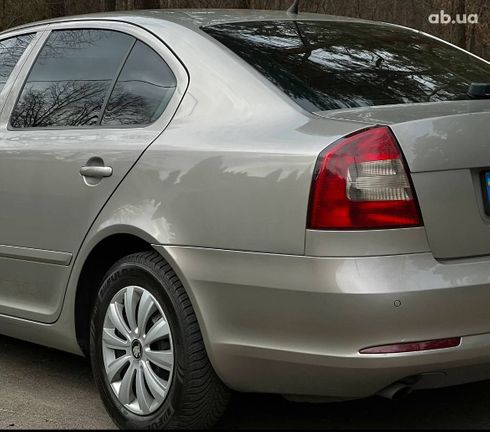Skoda Octavia 2011 бежевый - фото 14