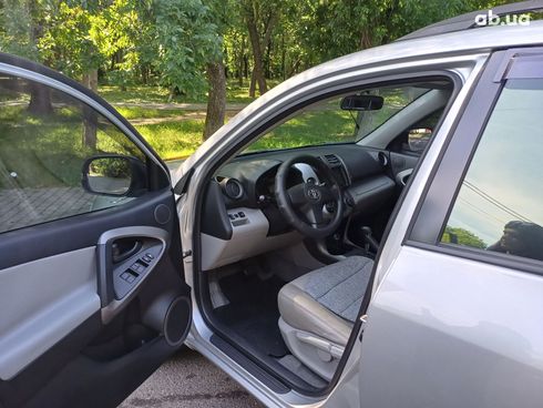 Toyota RAV4 2007 серебристый - фото 4