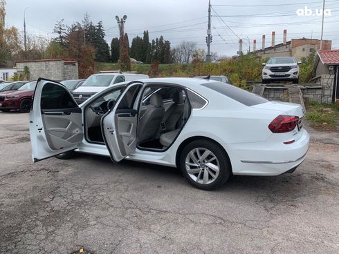 Volkswagen Passat 2018 белый - фото 16