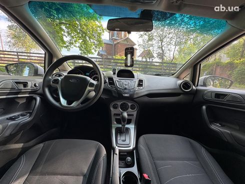 Ford Fiesta 2018 белый - фото 13