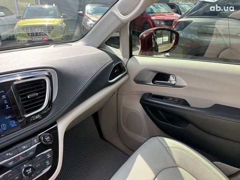 Chrysler Pacifica 2017 красный - фото 97