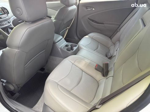 Chevrolet Volt 2017 белый - фото 18