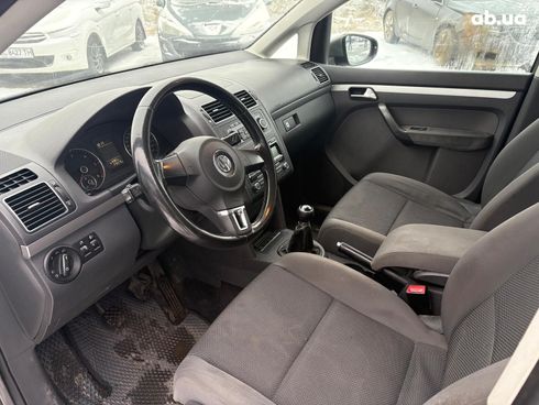 Volkswagen Touran 2011 серый - фото 18