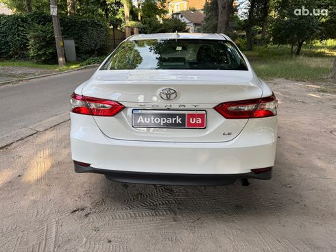 Toyota Camry 2020 белый - фото 7