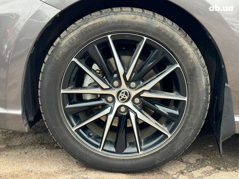 Toyota Camry 2022 серый - фото 11
