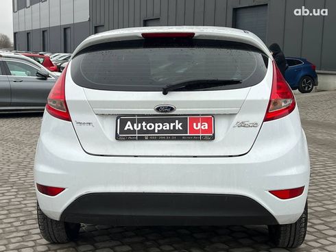 Ford Fiesta 2012 белый - фото 6