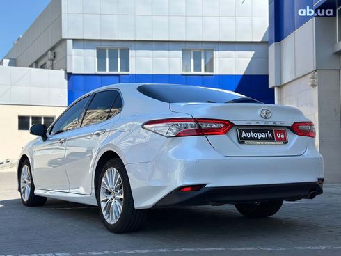 Toyota Camry 2018 белый - фото 8