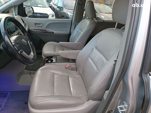 Toyota Sienna 2016 серый - фото 15