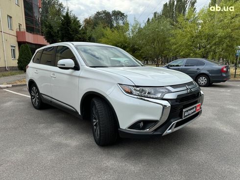 Mitsubishi Outlander 2018 белый - фото 7