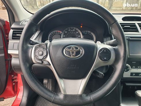 Toyota Camry 2013 красный - фото 16