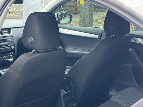 Ford Fiesta 2011 белый - фото 28