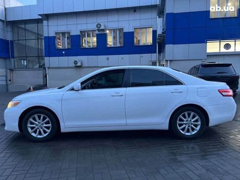 Toyota Camry 2010 белый - фото 13