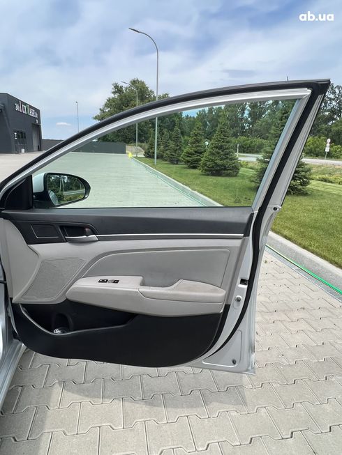 Hyundai Elantra 2017 серый - фото 14