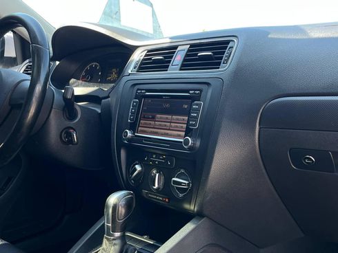 Volkswagen Jetta 2010 белый - фото 16