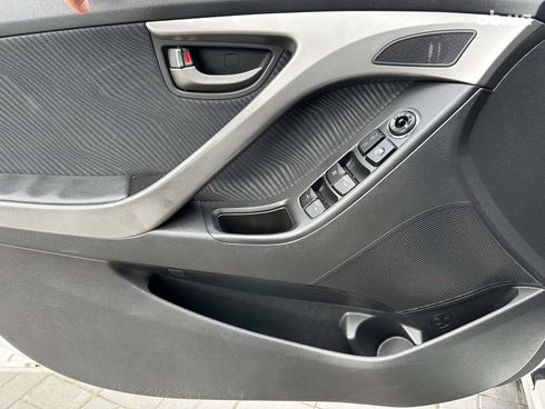 Hyundai Elantra 2013 белый - фото 21