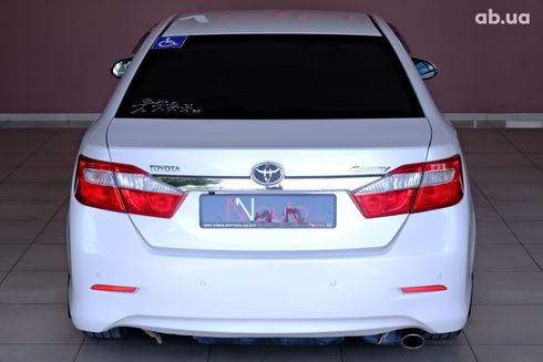 Toyota Camry 2012 белый - фото 6