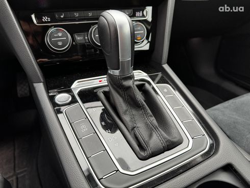 Volkswagen Passat 2018 серый - фото 25