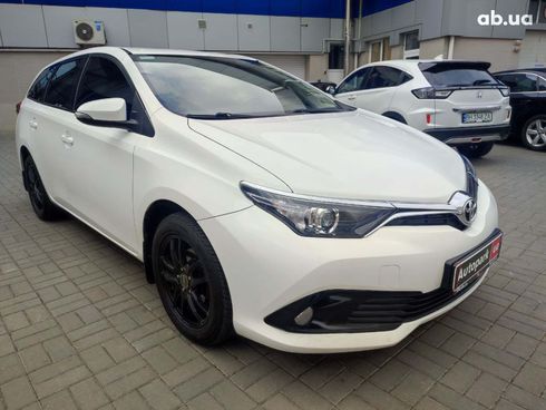 Toyota Auris 2016 белый - фото 3