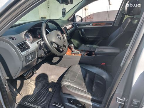Volkswagen Touareg 2011 серебристый - фото 20