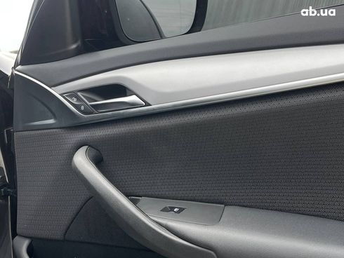 BMW 5 серия 2020 серый - фото 29