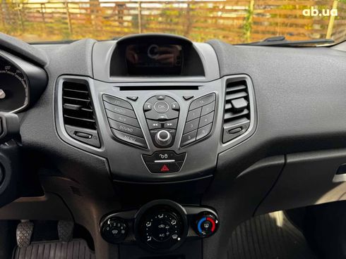 Ford Fiesta 2017 белый - фото 16