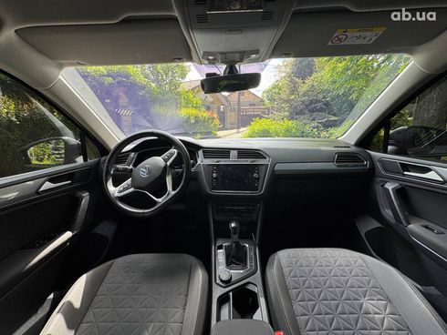 Volkswagen Tiguan 2021 серый - фото 24