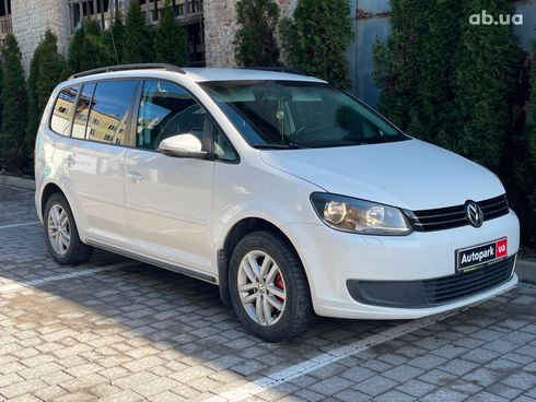Volkswagen Touran 2012 белый - фото 11