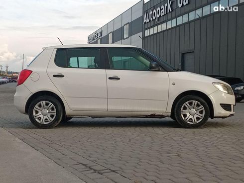 Skoda Fabia 2012 белый - фото 6