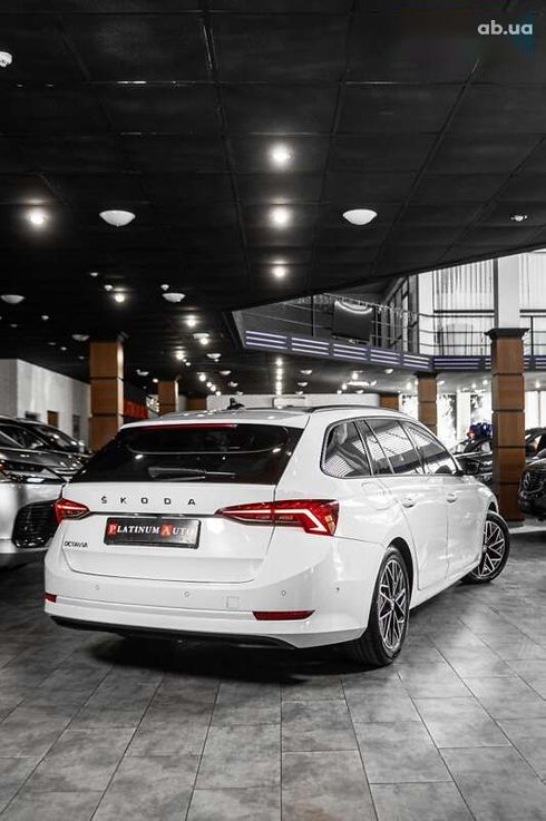 Skoda Octavia 2021 - фото 10