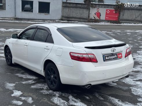 Toyota Camry 2008 белый - фото 10