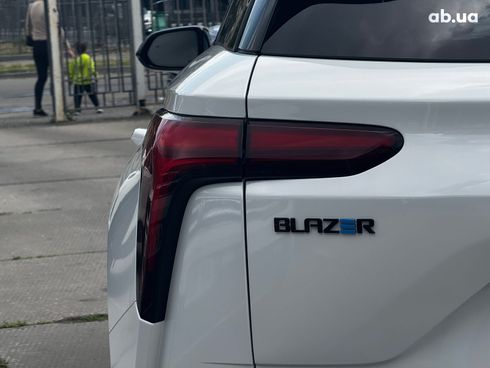 Chevrolet Blazer 2024 белый - фото 6