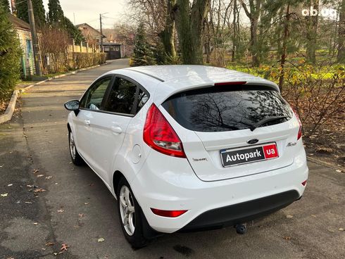Ford Fiesta 2012 белый - фото 15