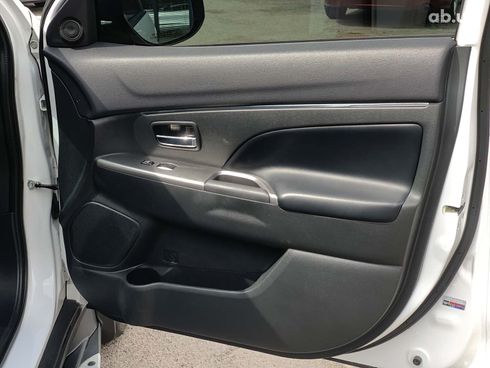Mitsubishi Outlander 2018 белый - фото 17