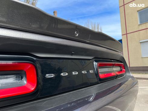 Dodge Challenger 2019 серый - фото 14
