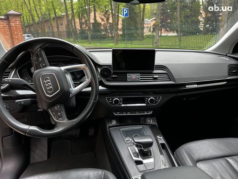 Audi Q5 2018 серый - фото 7
