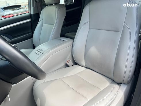 Toyota Highlander 2019 серый - фото 34