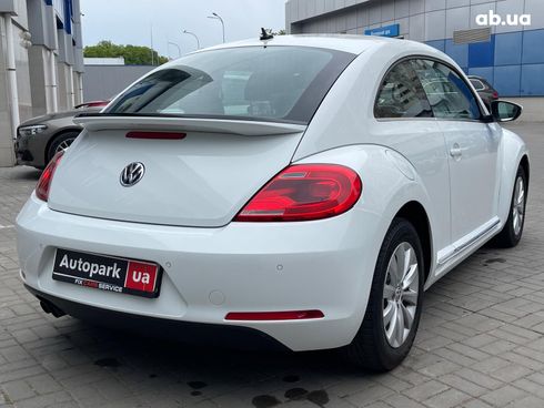 Volkswagen Beetle 2015 белый - фото 17