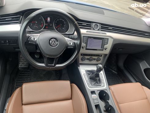 Volkswagen Passat 2015 синий - фото 14