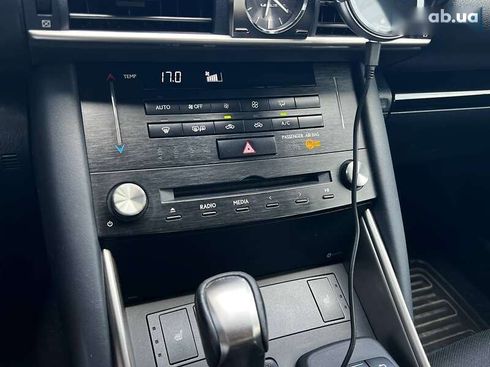 Lexus IS 2017 - фото 11